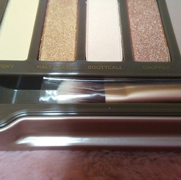 *ONE Left* NIB Urban Decay Naked 2 Shadow Palette - Picture 6 of 8